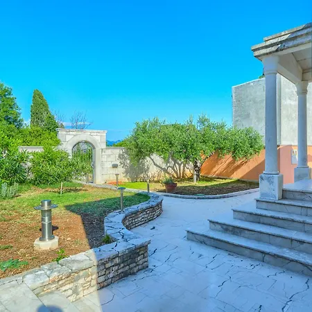 Villa Rasotica: Spacious Retreat With Pool And Complimentary Transport