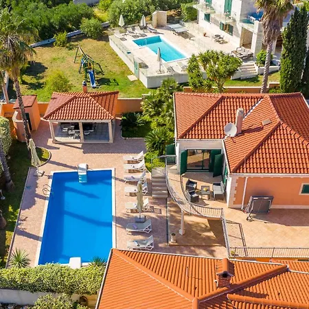 Rasotica: Spacious Retreat With Pool And Complimentary Transport *
