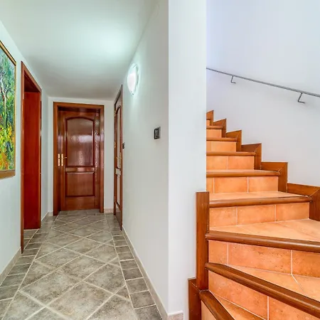 Rasotica: Spacious Retreat With Pool And Complimentary Transport