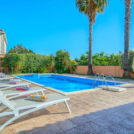 Rasotica: Spacious Retreat With Pool And Complimentary Transport Villa