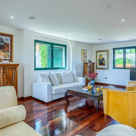 Villa Rasotica: Spacious Retreat With Pool And Complimentary Transport