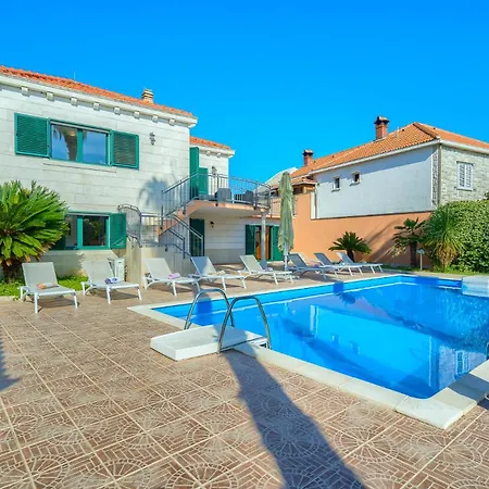 Rasotica: Spacious Retreat With Pool And Complimentary Transport Villa Sumartin