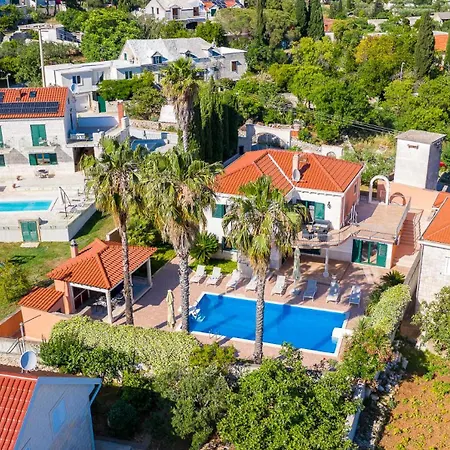 Villa Rasotica: Spacious Retreat With Pool And Complimentary Transport Sumartin