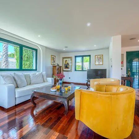 Rasotica: Spacious Retreat With Pool And Complimentary Transport