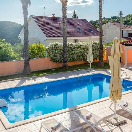Rasotica: Spacious Retreat With Pool And Complimentary Transport Villa