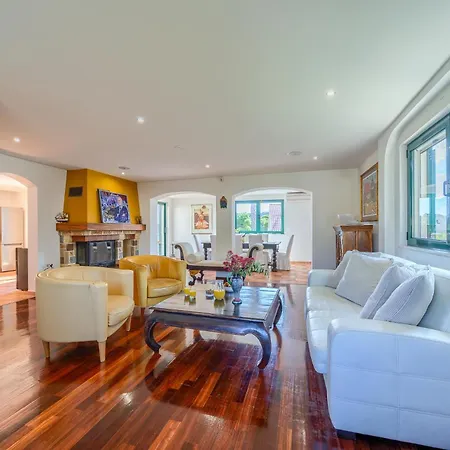 Villa Rasotica: Spacious Retreat With Pool And Complimentary Transport