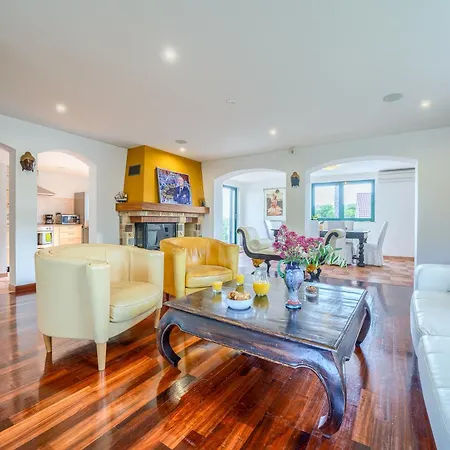 Rasotica: Spacious Retreat With Pool And Complimentary Transport Villa *