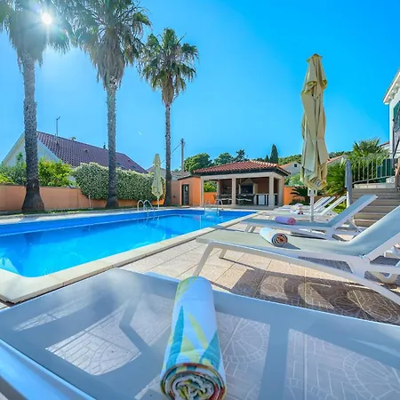 Villa Rasotica: Spacious Retreat With Pool And Complimentary Transport *