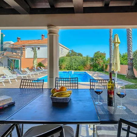 Villa Rasotica: Spacious Retreat With Pool And Complimentary Transport Sumartin
