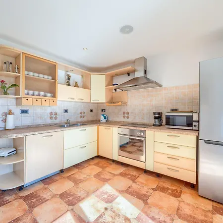 Rasotica: Spacious Retreat With Pool And Complimentary Transport *
