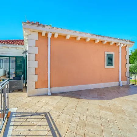 Rasotica: Spacious Retreat With Pool And Complimentary Transport Sumartin