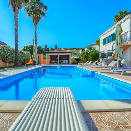 Rasotica: Spacious Retreat With Pool And Complimentary Transport