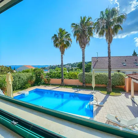 Rasotica: Spacious Retreat With Pool And Complimentary Transport Villa