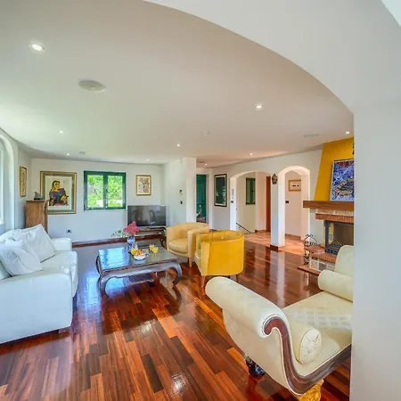 Villa Rasotica: Spacious Retreat With Pool And Complimentary Transport