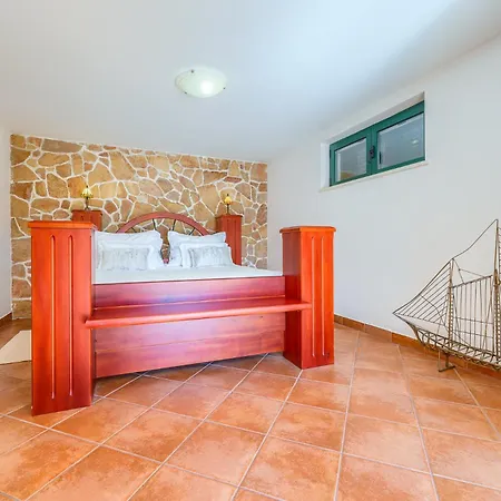 Rasotica: Spacious Retreat With Pool And Complimentary Transport Villa *