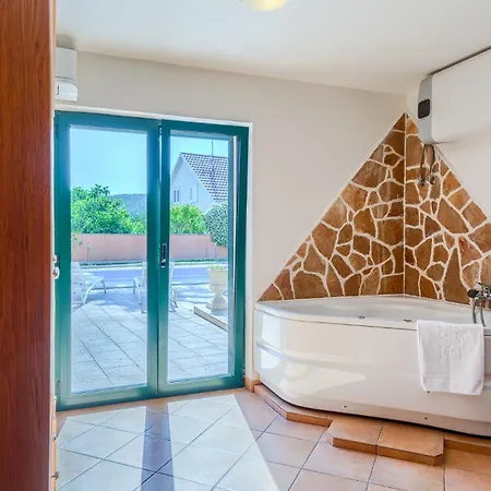 Rasotica: Spacious Retreat With Pool And Complimentary Transport Villa Sumartin