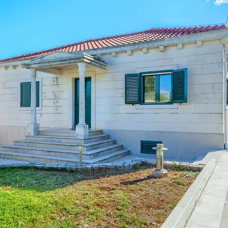 Rasotica: Spacious Retreat With Pool And Complimentary Transport *