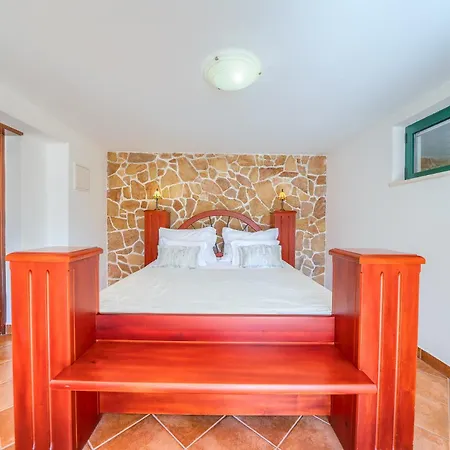 Rasotica: Spacious Retreat With Pool And Complimentary Transport Sumartin