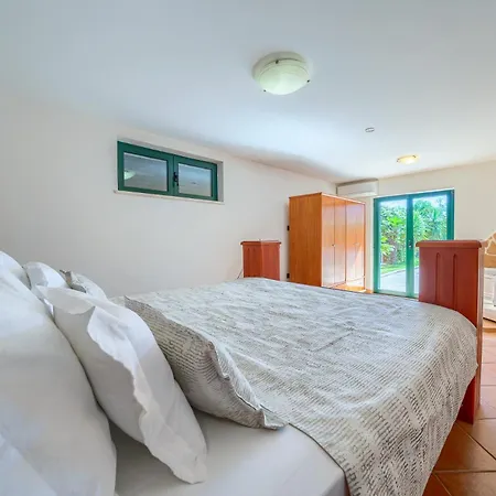 Rasotica: Spacious Retreat With Pool And Complimentary Transport