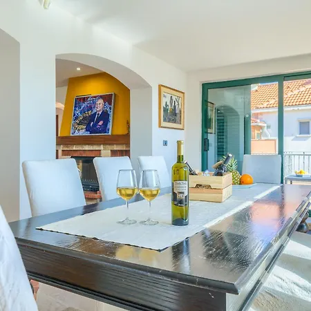 Villa Rasotica: Spacious Retreat With Pool And Complimentary Transport