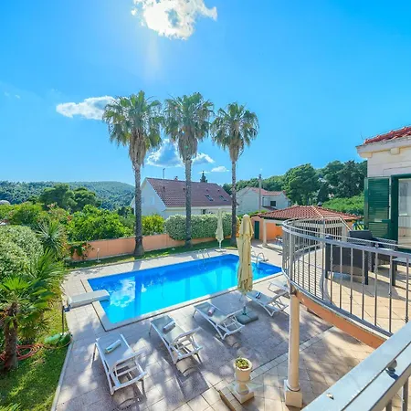Rasotica: Spacious Retreat With Pool And Complimentary Transport Villa *