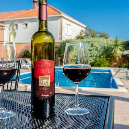 Villa Rasotica: Spacious Retreat With Pool And Complimentary Transport *
