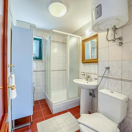Villa Rasotica: Spacious Retreat With Pool And Complimentary Transport Sumartin