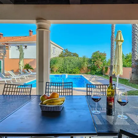 Rasotica: Spacious Retreat With Pool And Complimentary Transport Sumartin