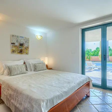 Rasotica: Spacious Retreat With Pool And Complimentary Transport Villa