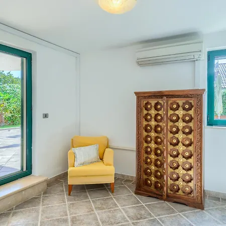 Villa Rasotica: Spacious Retreat With Pool And Complimentary Transport *