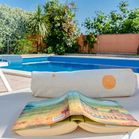 Villa Rasotica: Spacious Retreat With Pool And Complimentary Transport Sumartin