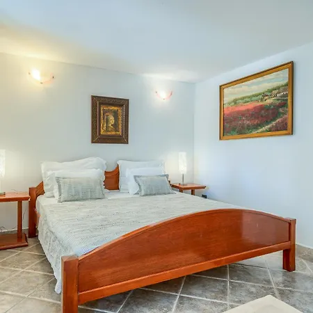Rasotica: Spacious Retreat With Pool And Complimentary Transport *