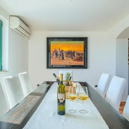 Rasotica: Spacious Retreat With Pool And Complimentary Transport Sumartin
