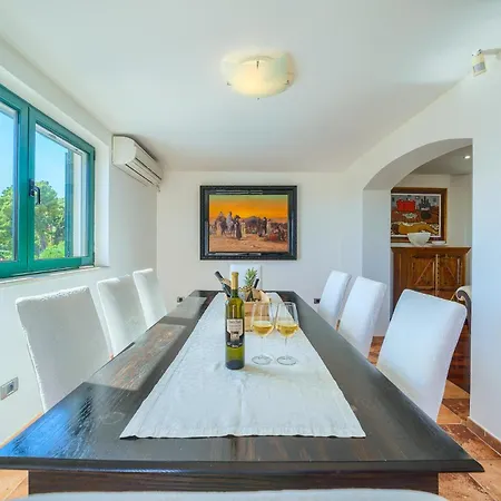 Rasotica: Spacious Retreat With Pool And Complimentary Transport