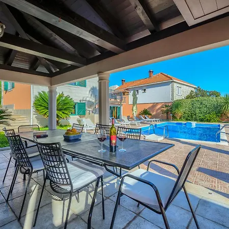 Villa Rasotica: Spacious Retreat With Pool And Complimentary Transport