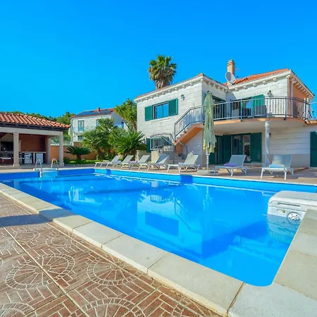 Villa Rasotica: Spacious Retreat With Pool And Complimentary Transport *