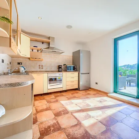 Villa Rasotica: Spacious Retreat With Pool And Complimentary Transport Sumartin
