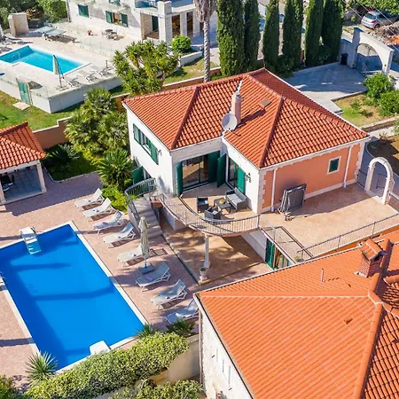 Rasotica: Spacious Retreat With Pool And Complimentary Transport *