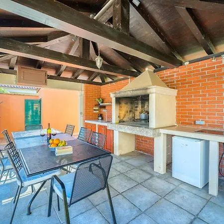 Rasotica: Spacious Retreat With Pool And Complimentary Transport Sumartin