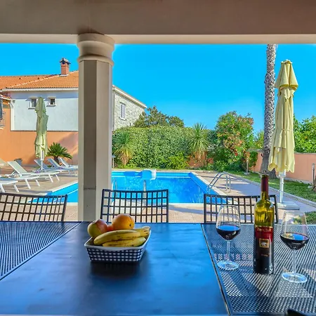 Rasotica: Spacious Retreat With Pool And Complimentary Transport