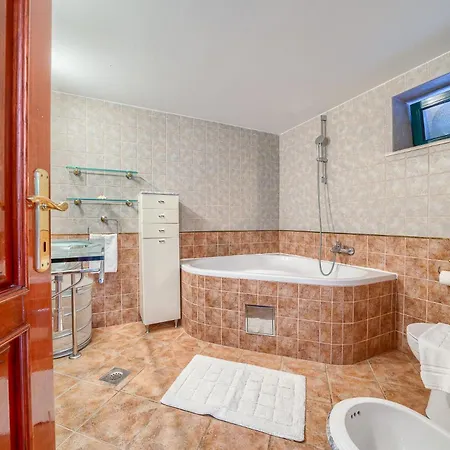 Villa Rasotica: Spacious Retreat With Pool And Complimentary Transport