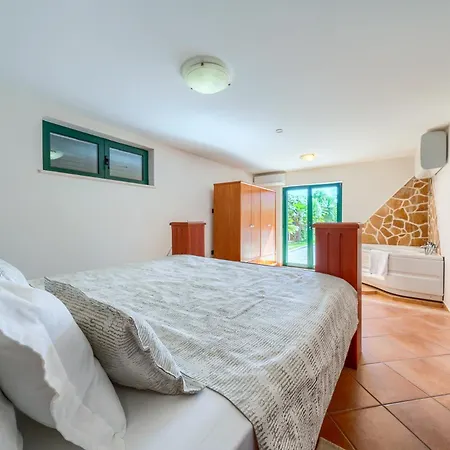 Villa Rasotica: Spacious Retreat With Pool And Complimentary Transport *