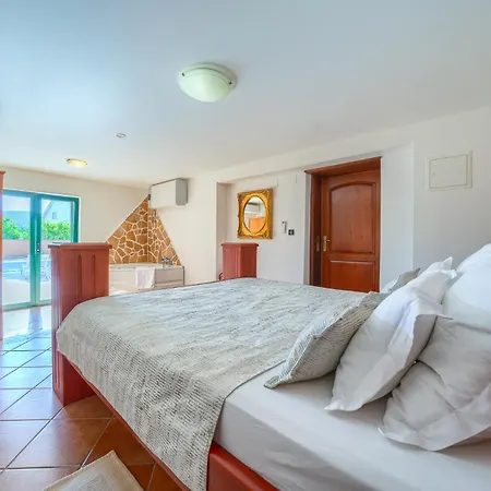 Villa Rasotica: Spacious Retreat With Pool And Complimentary Transport Sumartin