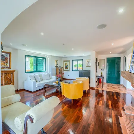 Rasotica: Spacious Retreat With Pool And Complimentary Transport Sumartin