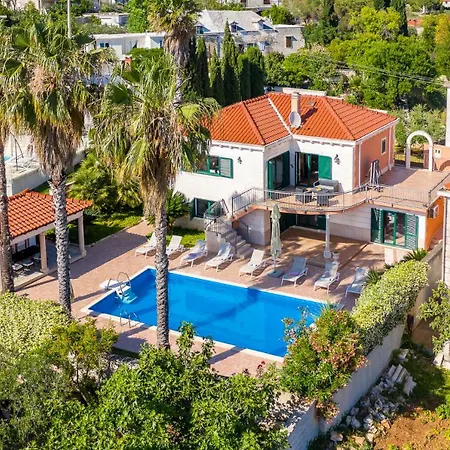 Rasotica: Spacious Retreat With Pool And Complimentary Transport Villa