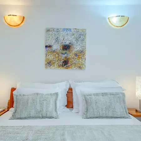 Villa Rasotica: Spacious Retreat With Pool And Complimentary Transport