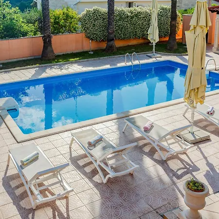 Rasotica: Spacious Retreat With Pool And Complimentary Transport Villa *