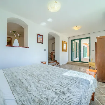 Villa Rasotica: Spacious Retreat With Pool And Complimentary Transport *