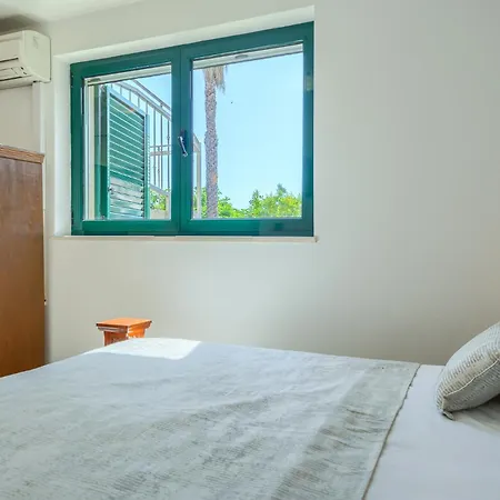Villa Rasotica: Spacious Retreat With Pool And Complimentary Transport