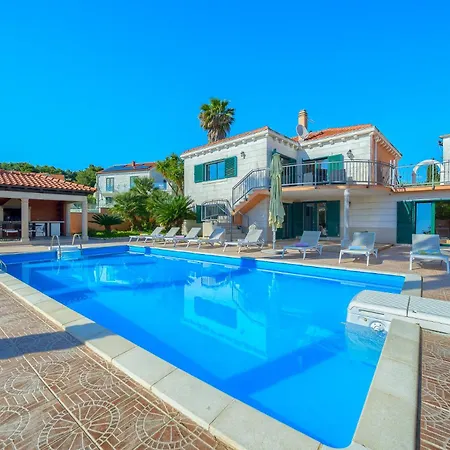 Villa Rasotica: Spacious Retreat With Pool And Complimentary Transport *